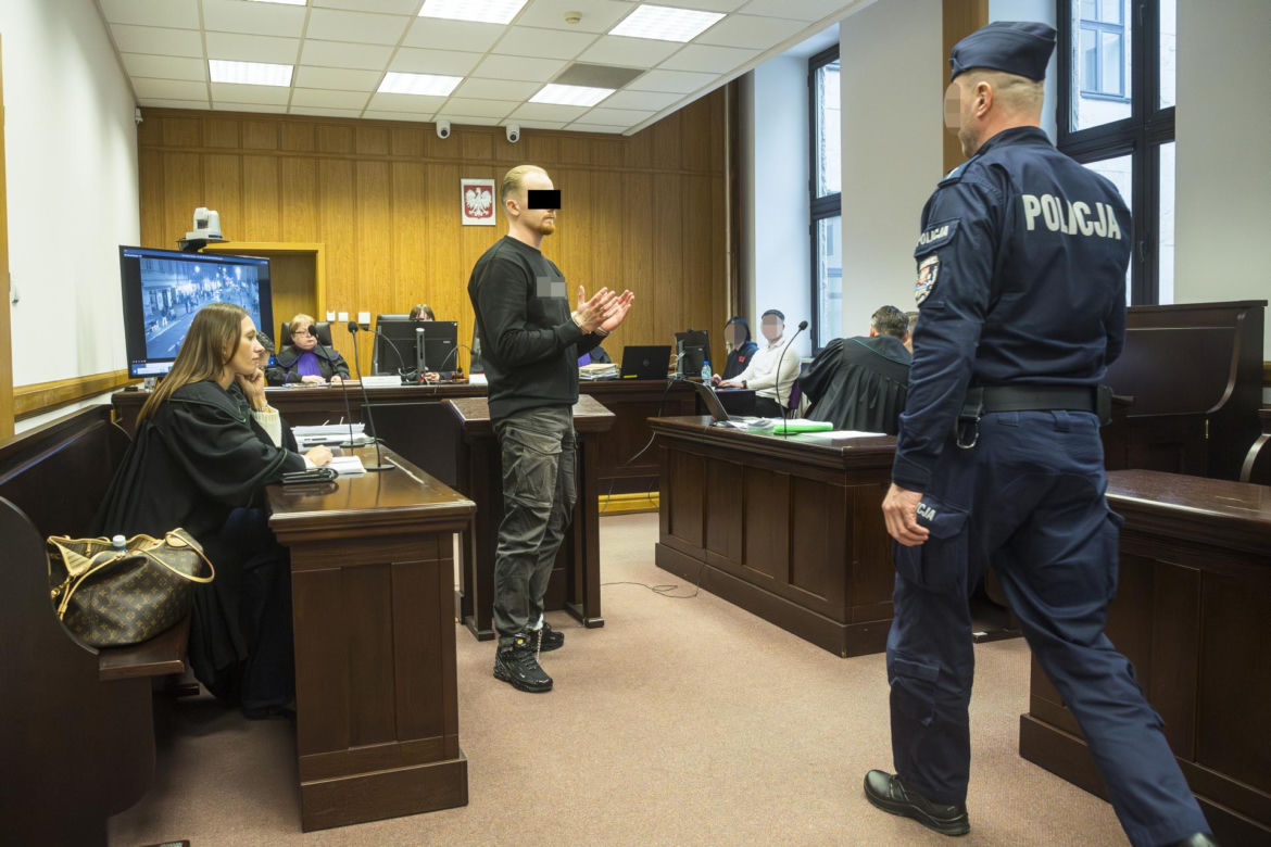 Co widać na nagraniu ataku nożem na Nowym Świecie? Sąd odtworzył szokujący materiał