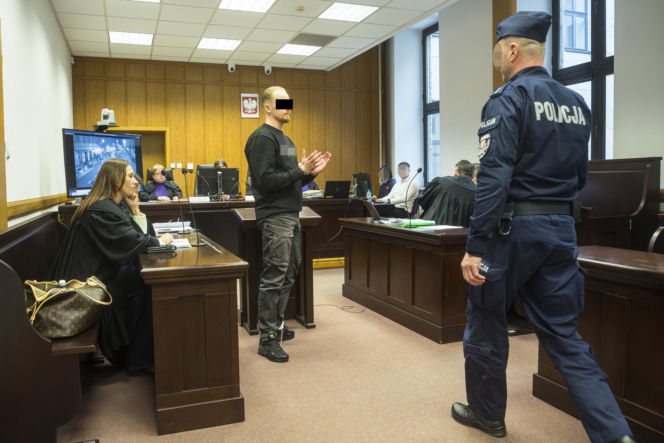 Co widać na nagraniu ataku nożem na Nowym Świecie? Sąd odtworzył szokujący materiał