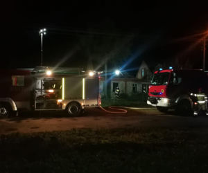 Pożar obudził gospodarza. W ogniu stanął budynek gospodarczy