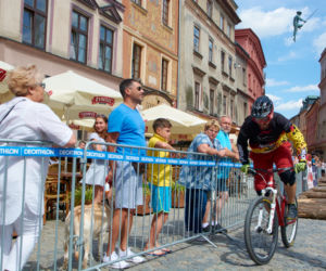 Na rowerach między kamienicami Starego Miasta. Eliminator MTB w Lublinie