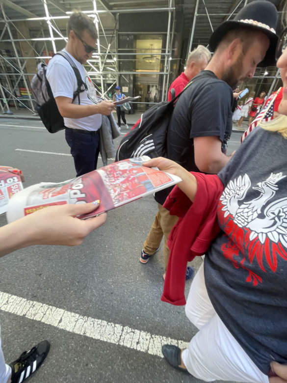 86. Parada Pułaskiego - relacja z rozdawania dodatku Welcome to Poland