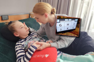 W szkole jej serduszko nagle się zatrzymało. Inga jest uwięziona we własnym ciele. Wiemy, że wszystko słyszy