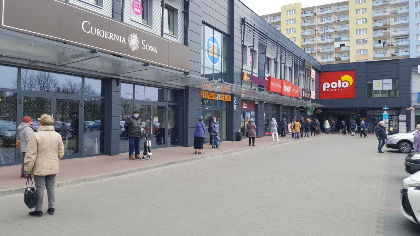 Kolejki przed sklepami w Bydgoszczy