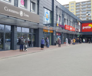 Kolejki przed sklepami w Bydgoszczy