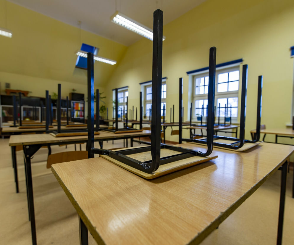 Pusta sala lekcyjna. Nauka zdalna w Polsce