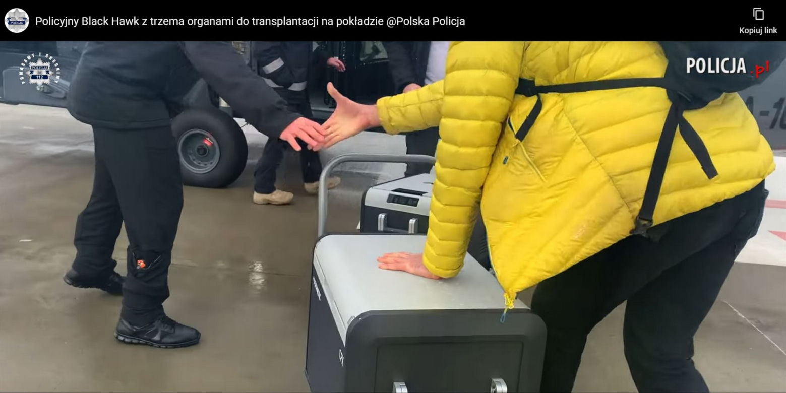 Policyjny Black Hawk w akcji. Na pokładzie śmigłowca narządy do przeszczepu