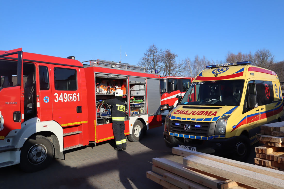 Poważny wypadek w tartaku na terenie powiatu toruńskiego. Maszyna wciągnęła rękę 46-latka