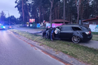 Pijany 19-latek uciekał przed policją. Rozbił auta, ogrodzenie i latarnię