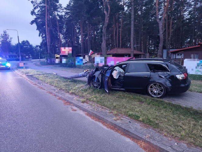 Pijany 19-latek uciekał przed policją. Rozbił auta, ogrodzenie i latarnię