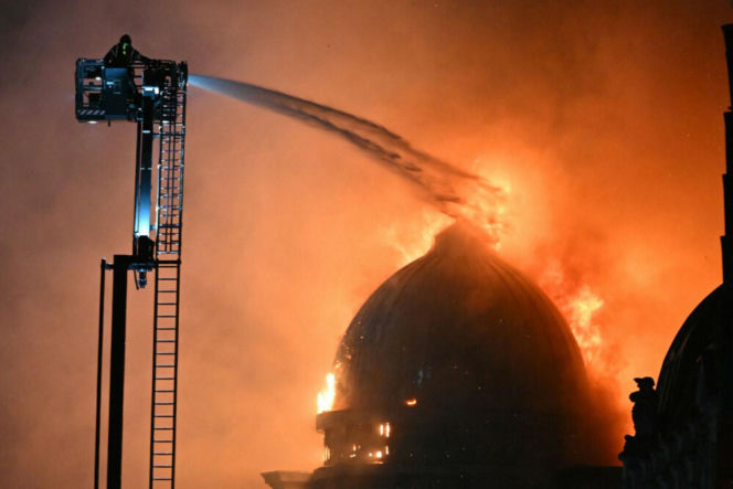 W. Brytania/ W wyniku pożaru zawalił się budynek obok dworca centralnego w Glasgow