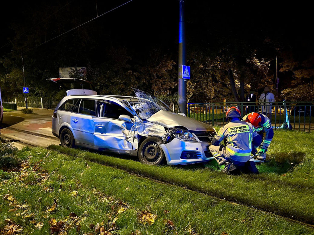 Tajemniczy wypadek na ul. Bydgoskiej w Toruniu. Auto zderzyło się z tramwajem