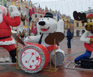 Bajkowa instalacja przed zamojski ratuszem