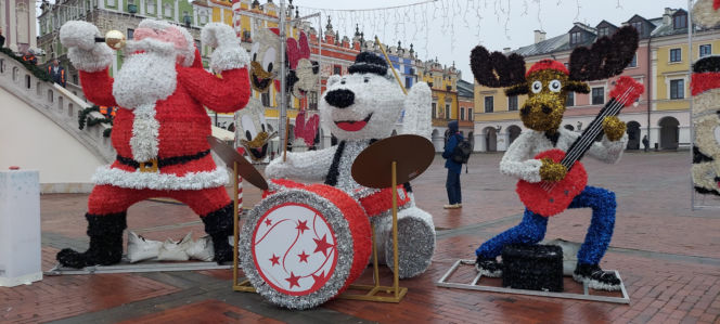 Bajkowa instalacja przed zamojski ratuszem