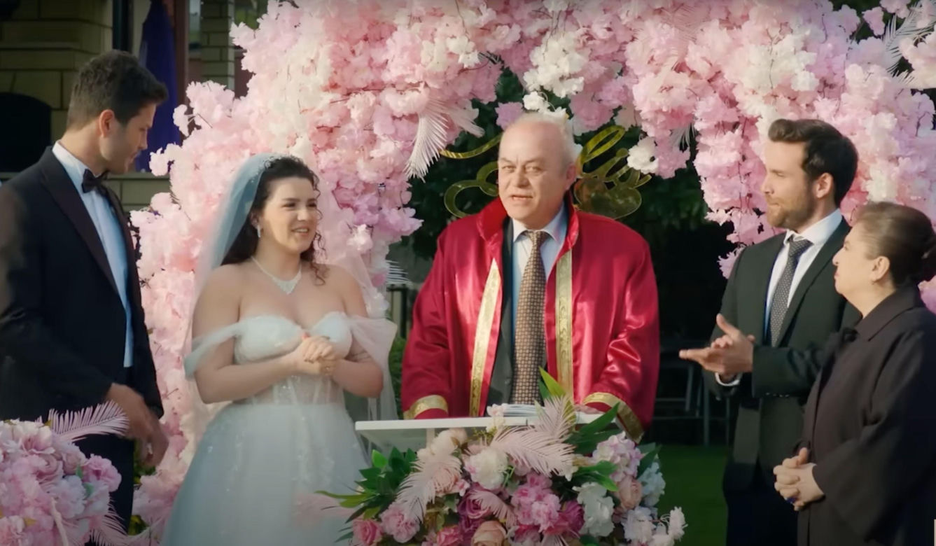 Melis ogłosi, że jest w ciąży z Egem i w ten sposób zmusi go do ślubu.