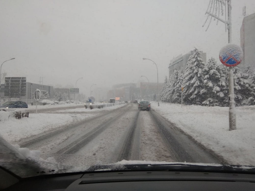 FATALNE warunki na drogach Rzeszowa. Śnieżny ARMAGEDON! [ZDJĘCIA]