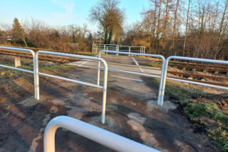 Samochodem już nie przejedziesz. Zmiany na przejeździe kolejowym przy Dąbrówki w Lesznie