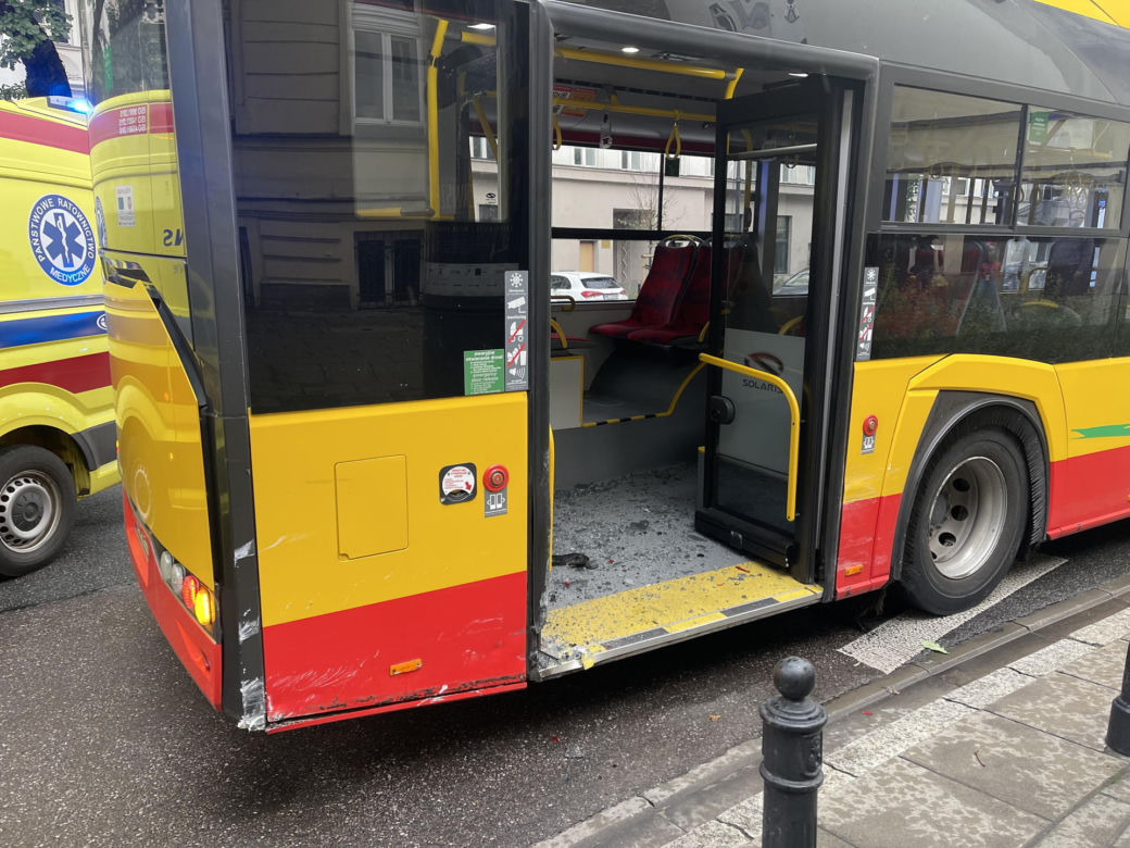 Dramat pod ambasadą. Uderzyła w autobus, potrąciła ojca. Oboje są w szpitalu