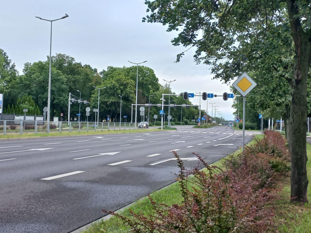 Nie działa sygnalizacja świetlna na Jana Pawła na DK12 w Lesznie. Zawinił kierowca