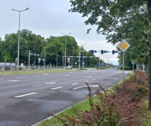 Nie działa sygnalizacja świetlna na Jana Pawła na DK12 w Lesznie. Zawinił kierowca