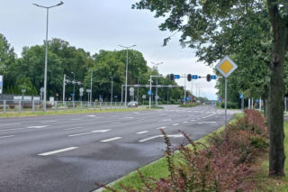 Nie działa sygnalizacja świetlna na Jana Pawła na DK12 w Lesznie. Zawinił kierowca