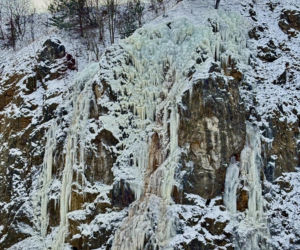 Kielce jak Himalaje? Niesamowity lodospad powstaje na Kadzielni. Zobacz zdjęcia