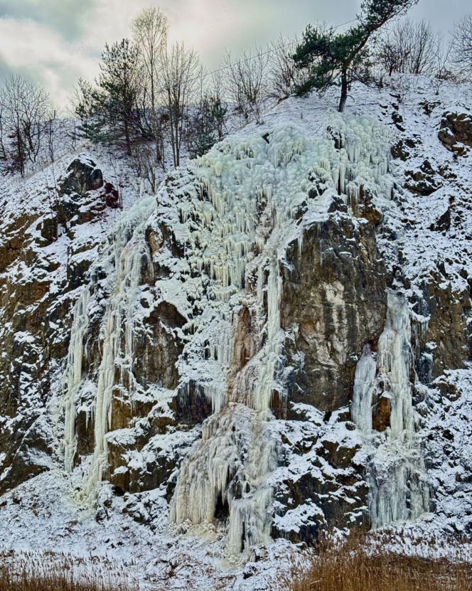 Kielce jak Himalaje? Niesamowity lodospad powstaje na Kadzielni. Zobacz zdjęcia
