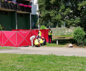 Mężczyzna zabił na ulicy swoją partnerkę, po czym podciął sobie gardło