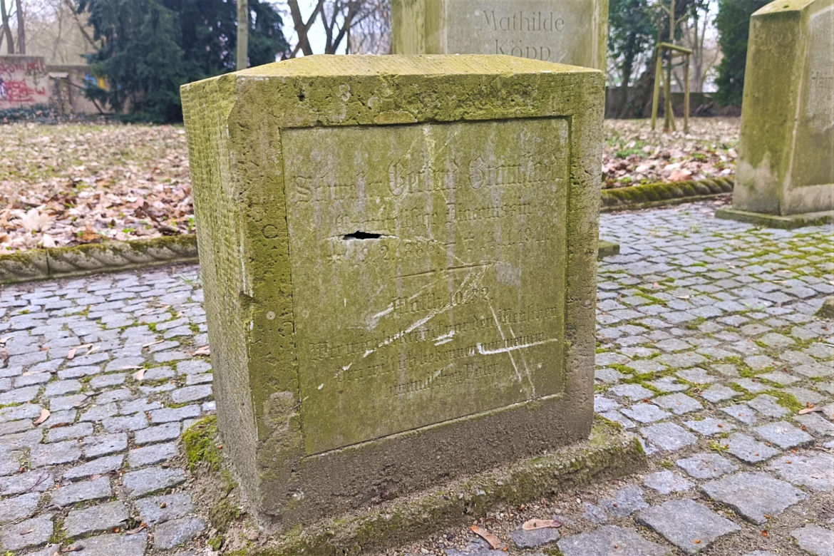 Wandalizm w lapidarium