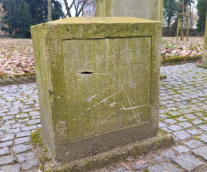 Wandalizm w lapidarium