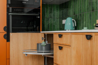 Mieszkanie w kolorach szałwiowej zieleni i ciepłej terakoty