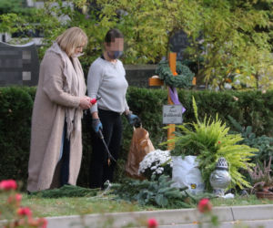 Małgorzata Ostrowska-Królikowska dekoruje grób męża