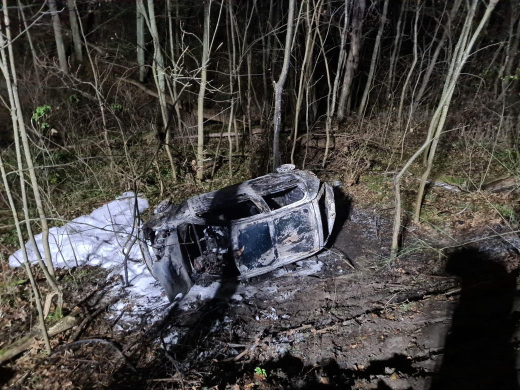 ZWĘGLONE ciała w spalonym aucie. Policja nie wie, kim są ofiary wypadku koło Chełmna