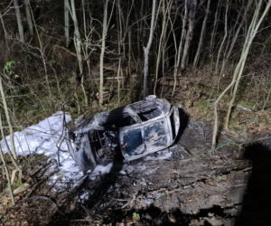 ZWĘGLONE ciała w spalonym aucie. Policja nie wie, kim są ofiary wypadku koło Chełmna