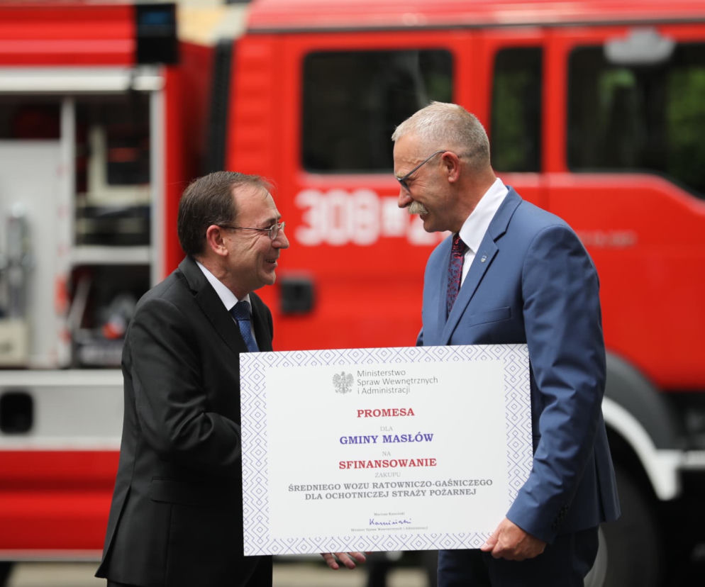 Wręczenie promesy na wozy strażackie