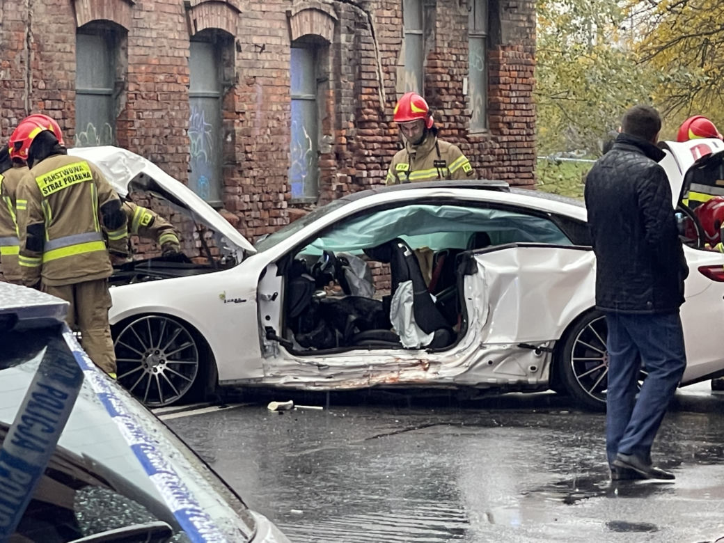 Pościg na Pradze, sportowy mercedes kompletnie rozbity. Trzy osoby trafiły do szpitala