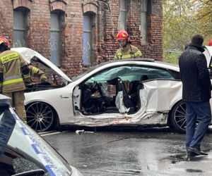 Pościg na Pradze, sportowy mercedes kompletnie rozbity. Trzy osoby trafiły do szpitala
