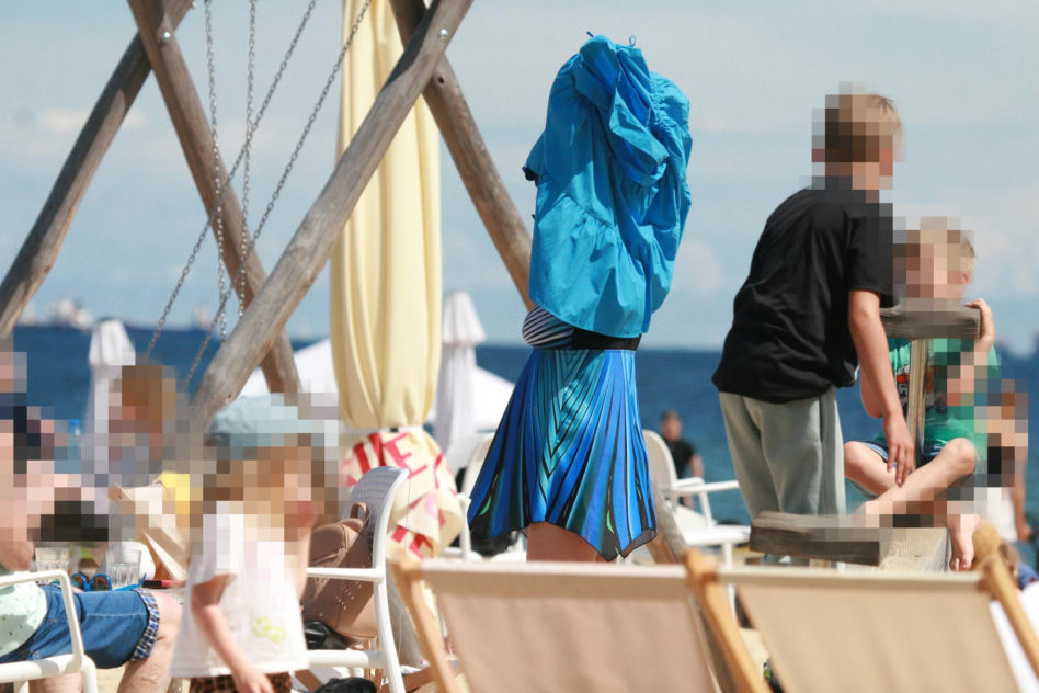 Justyna Sieńczyłło na plaży