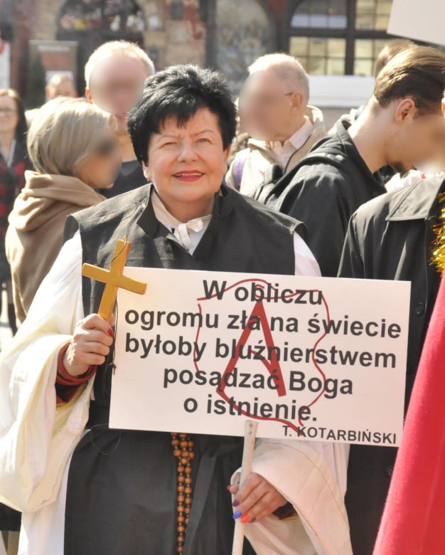 Senyszyn w dziwnych kreacjach