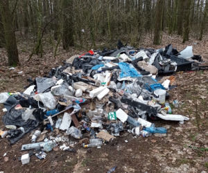Czerniejewo: Urządził sobie potężne wysypisko w lesie! Nie ma zamiaru tego posprzątać
