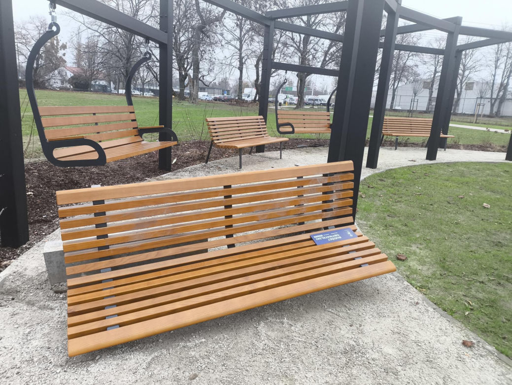 Nowy park w Warszawie już zniszczony. "Przykro się na to patrzy"