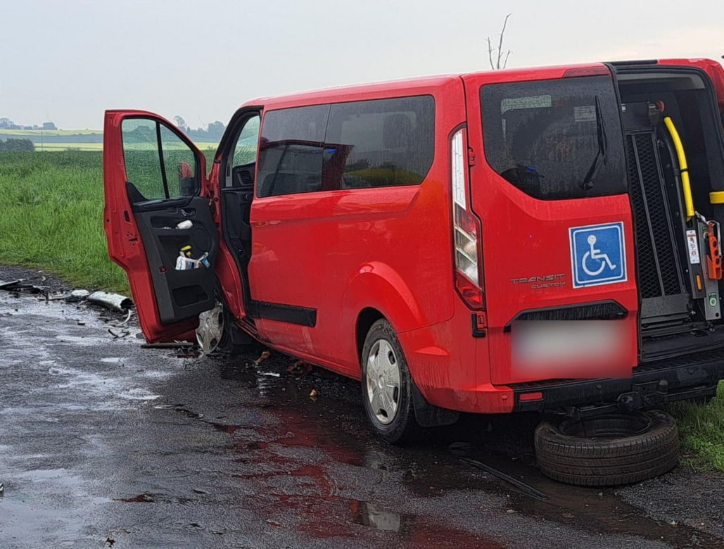 Śmiertelny wypadek pod Legnicą. 49-latka nie żyje. Pięcioro dzieci rannych [ZDJĘCIA]