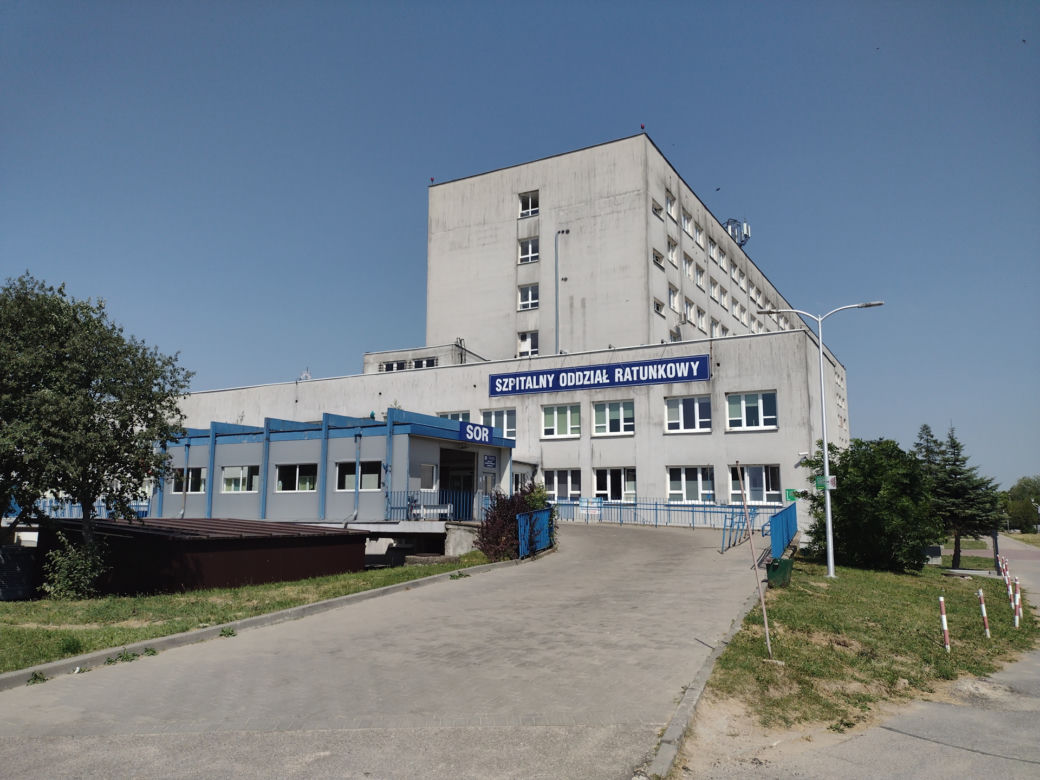 Ciechanów. Dramatyczna akcja ratunkowa w szpitalu. Nie żyje 36-latek, który spadł z wysokości