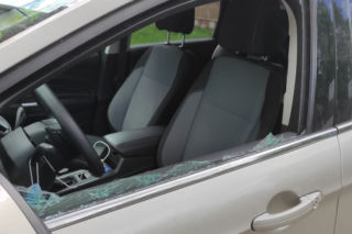 Orzysz. Dwuletnie dziecko zatrzaśnięte w samochodzie. Policjanci wybili szybę