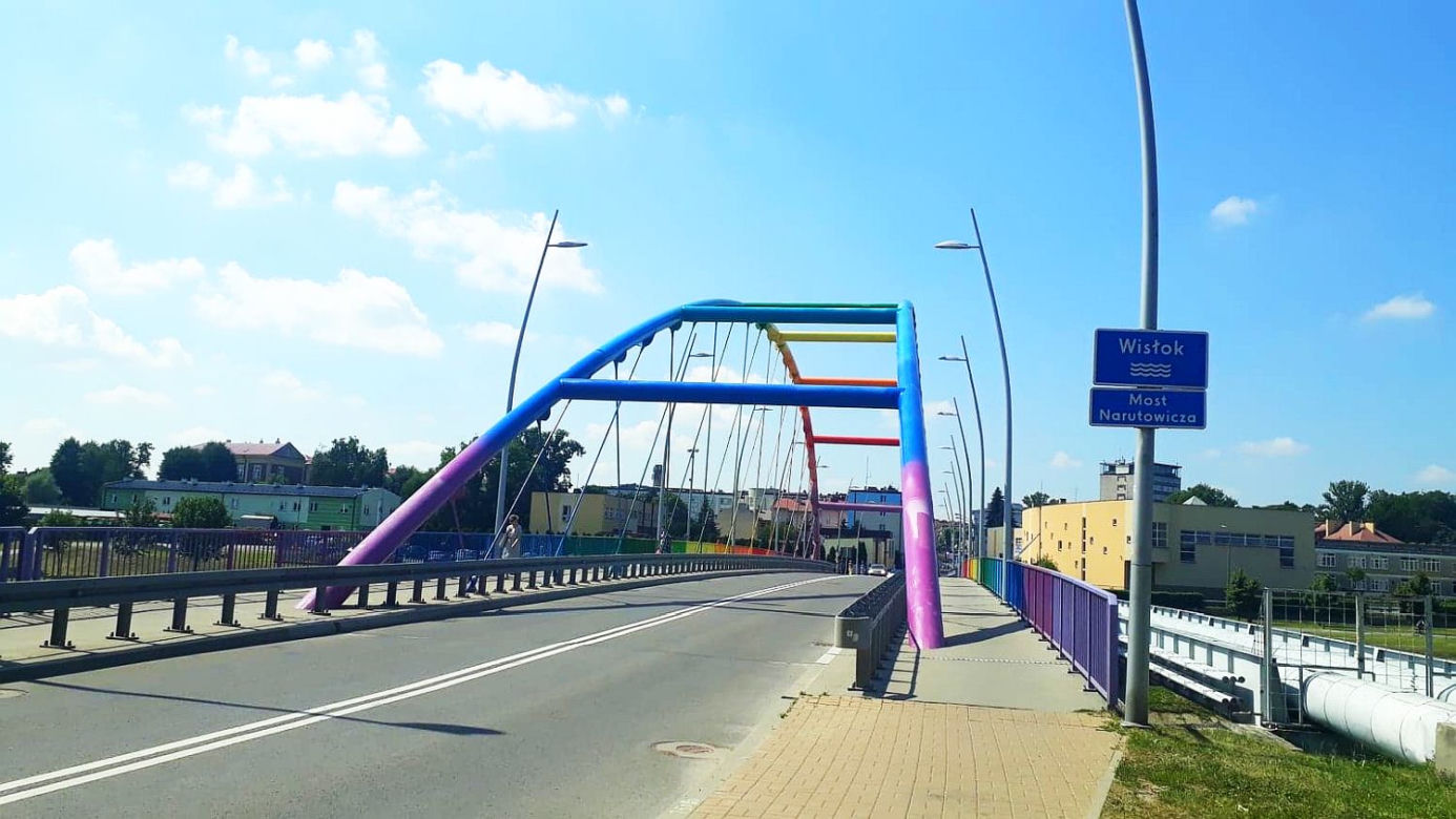 Kontrowersyjny szablon "Zakaz Pedałowania" na rzeszowskim moście
