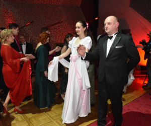 XIV Marszałkowski Bal Dobroczynny w CKK Jordanki. Zdjęcia ze środka. Efektowne kreacje VIP-ów