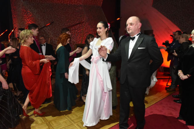XIV Marszałkowski Bal Dobroczynny w CKK Jordanki. Zdjęcia ze środka. Efektowne kreacje VIP-ów