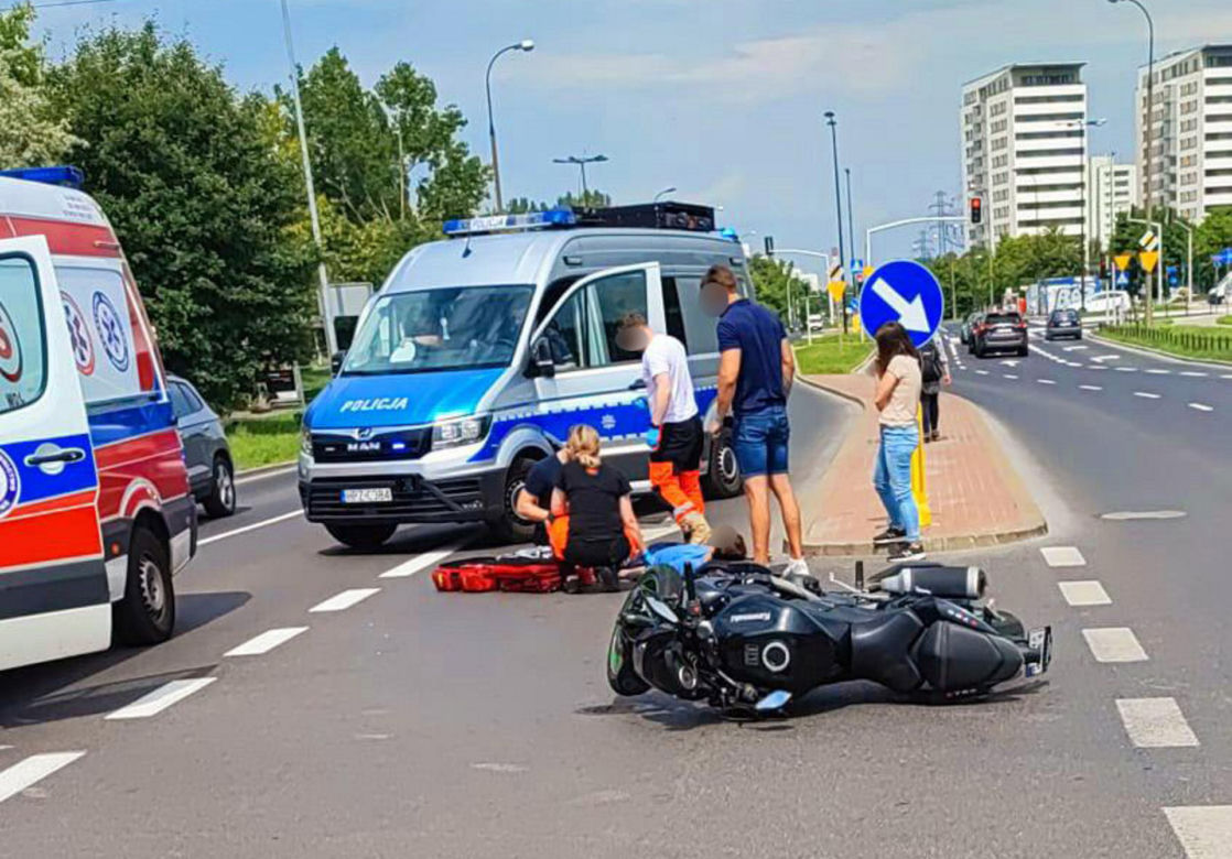 Zderzenie motocykla z samochodem osobowym. Kierowca jednośladu trafił do szpitala