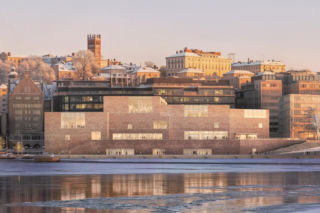 Jego pierwotną wersję skrytykował sam król Szwecji. Druga koncepcja Nobel Center w Sztokholmie również budzi kontrowersje  