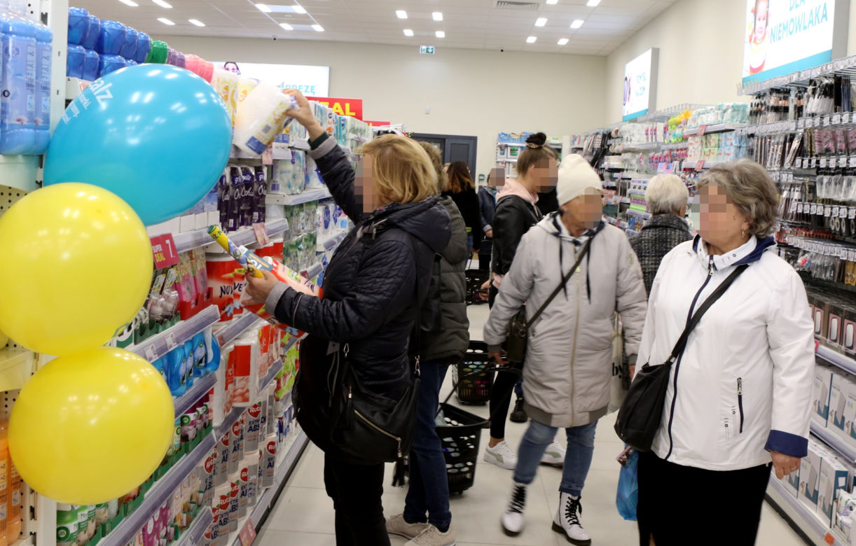 Otwarcie Centrum Handlowego Maxim w Legionowie. Tłum szturmował sklepy, klienci chcieli "wejść z drzwiami"