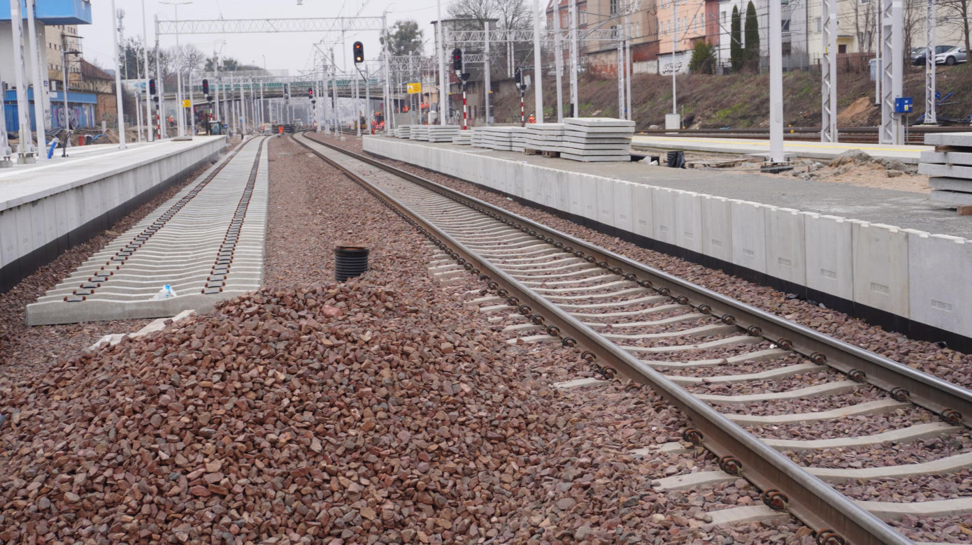 Dworzec Olsztyn Główny coraz bliżej. Postępują prace przy budynku oraz na peronach